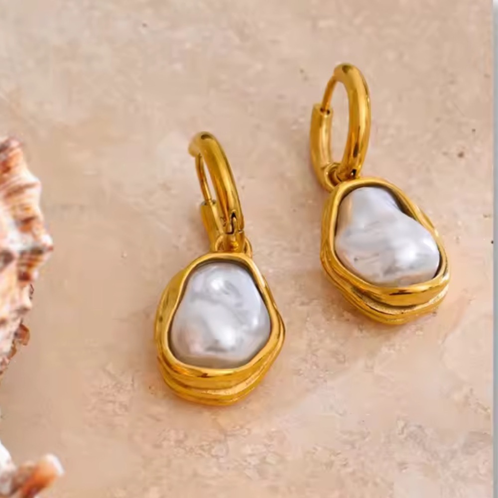 Golden Pearl Drop Earrings – Classic Chic Everyday Luxury